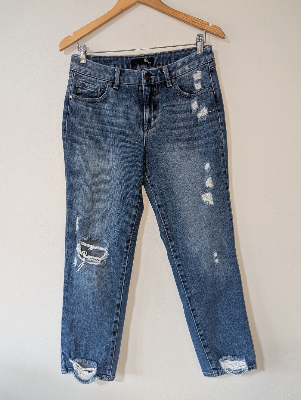 6 1822 Distressed Medium Wash Straight Leg Jeans